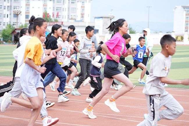 汇丰携手BWF世界羽联发起的「羽你同行」汇丰公益训练营走进江门与杭州以羽毛球连接社区点燃热爱(图1)